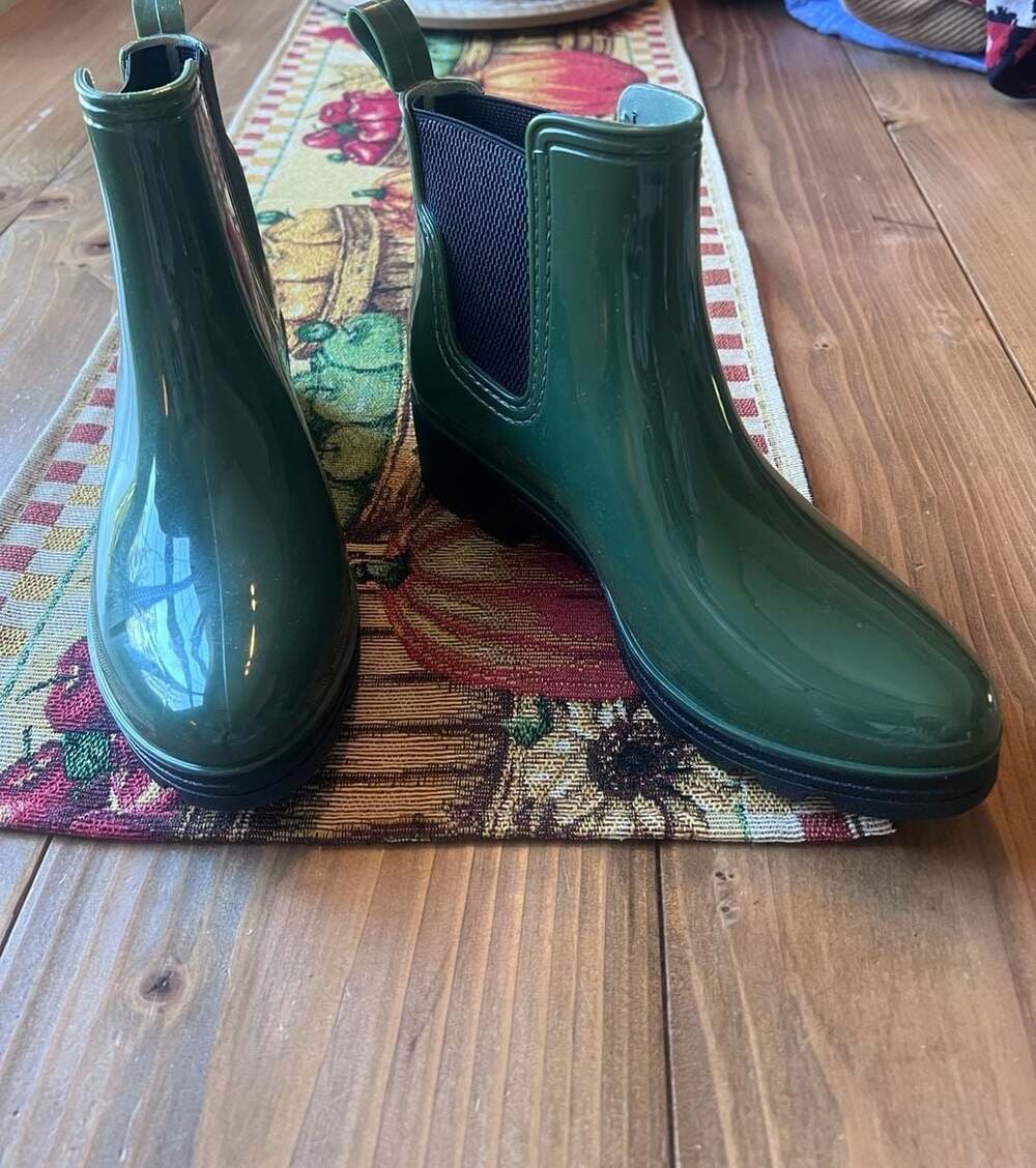 Seven 7 Rain Boots Size 8 Green Chelsea Ankle Rubber